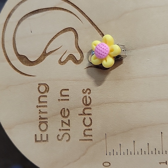 SPRING BLOOM CLIP-ON EARRINGS, Set of  Two - Picture 6 of 7